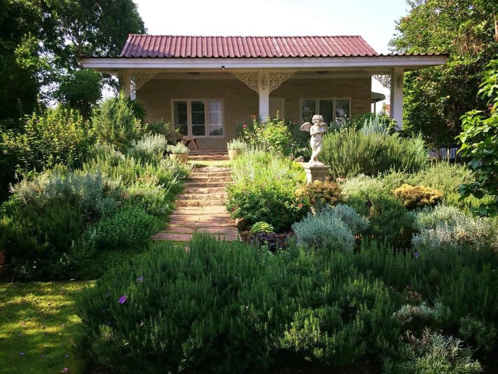 Rosemary House - Three-Bedroom Country House