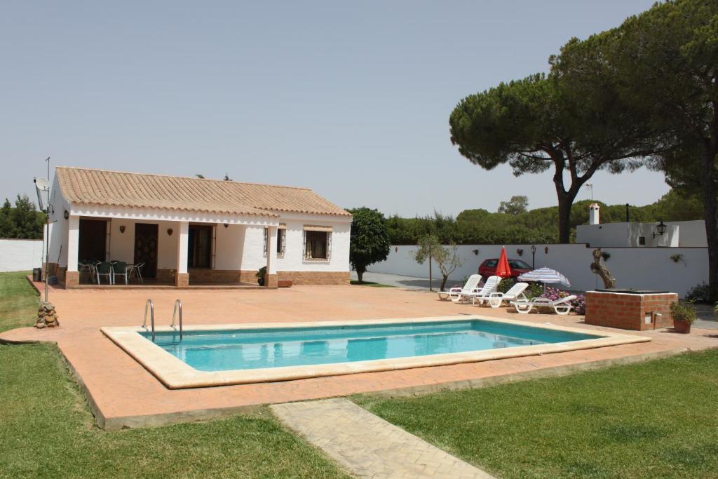 ein Haus mit einem Pool im Hof in der Unterkunft Villa Mayorazgo-Solo Familias in Conil de la Frontera