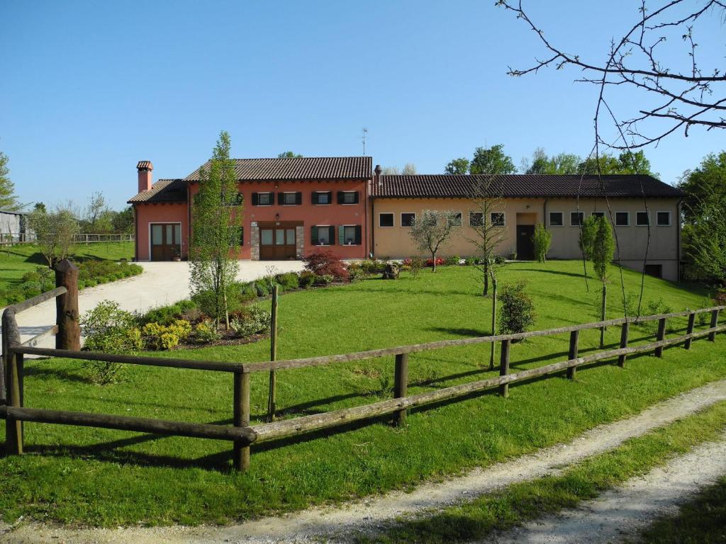 a fence in front of a building at Agriturismo Cornolere in Castelcucco