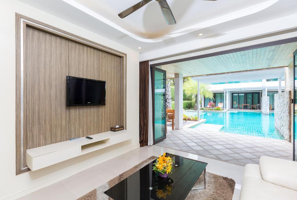 
One-Bedroom Suite with Pool Access
