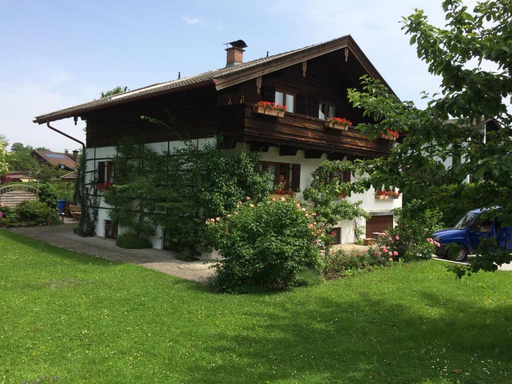 バート・ウィーゼにあるFerienwohnung Heilingbrunnerの緑の芝生の上に木屋根の家