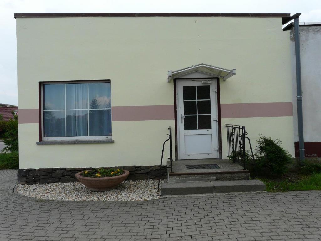 Oranienbaum-WörlitzにあるFerienwohnung Winklerの戸口と花鉢