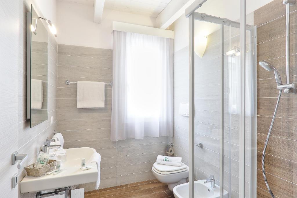 Koupelna v ubytování Hotel La Pineta