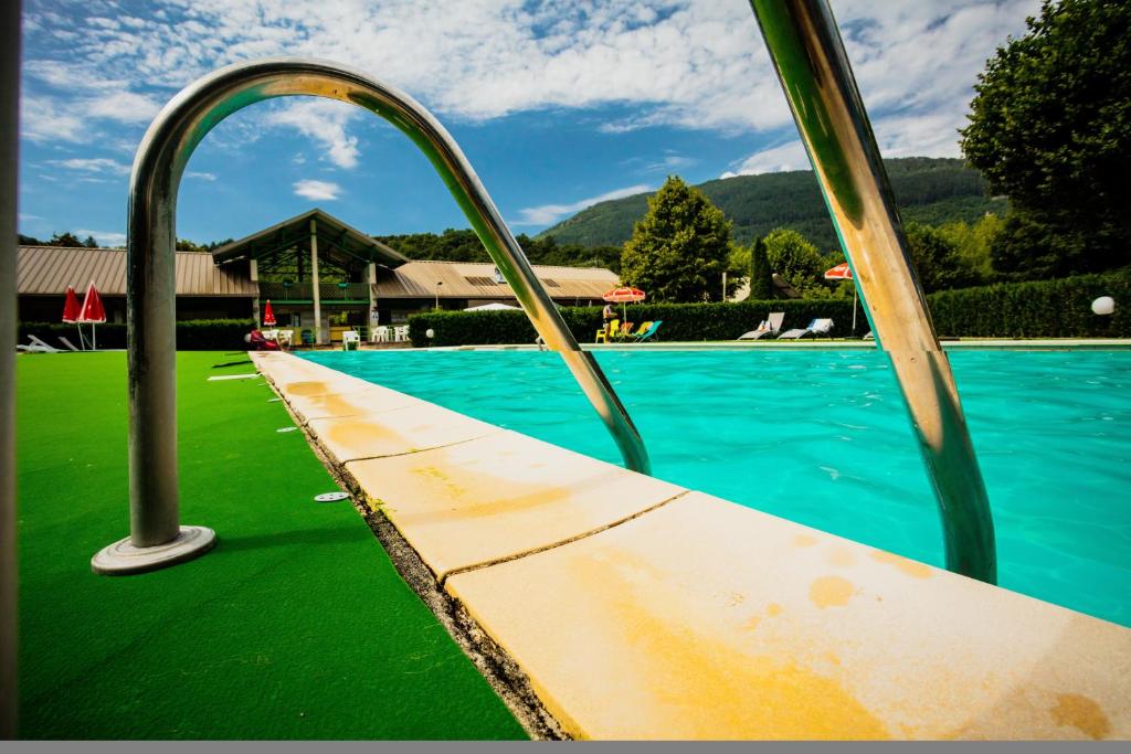Bazén v ubytování Camping le Pré Morjal nebo v jeho okolí