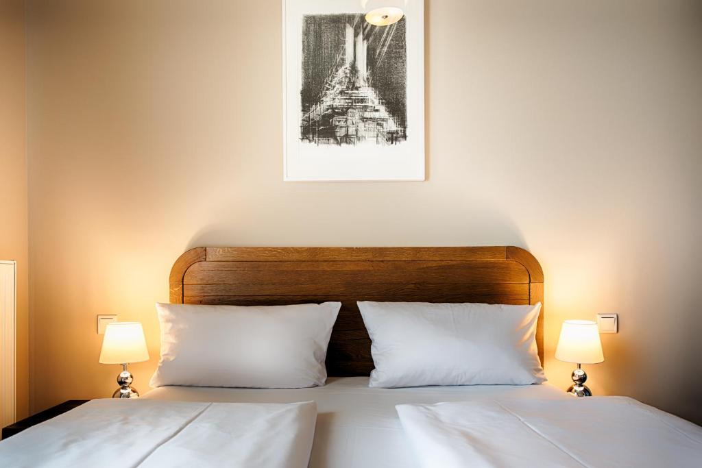 Postel nebo postele na pokoji v ubytování Mondrian Suites Berlin am Checkpoint Charlie