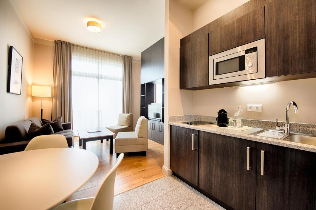 Kuchyň nebo kuchyňský kout v ubytování Mondrian Suites Berlin am Checkpoint Charlie