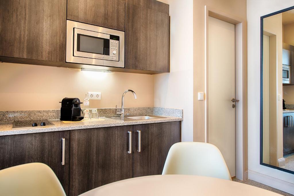 Kuchyň nebo kuchyňský kout v ubytování Mondrian Suites Berlin am Checkpoint Charlie