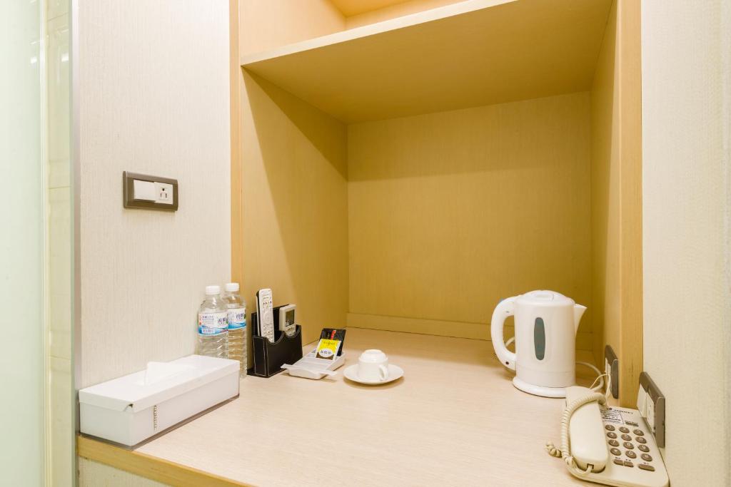 Příslušenství pro přípravu čaje a kávy v ubytování Shihlin Metro Home