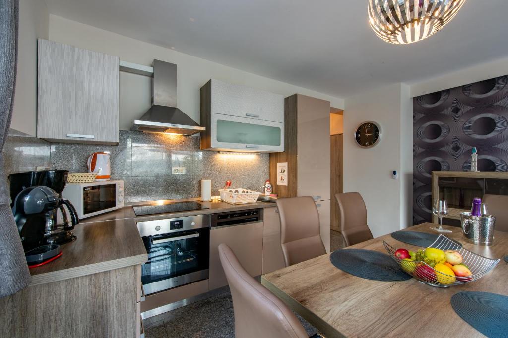 Кухня или мини-кухня в Soline Bay Seashore Residence
