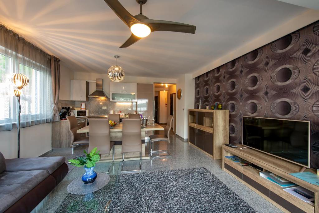 Телевизор и/или развлекательный центр в Soline Bay Seashore Residence