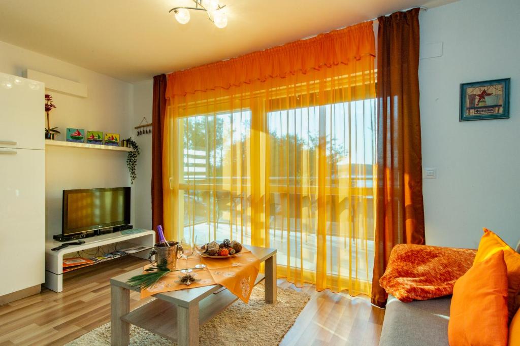Телевизор и/или развлекательный центр в Soline Bay Seashore Residence