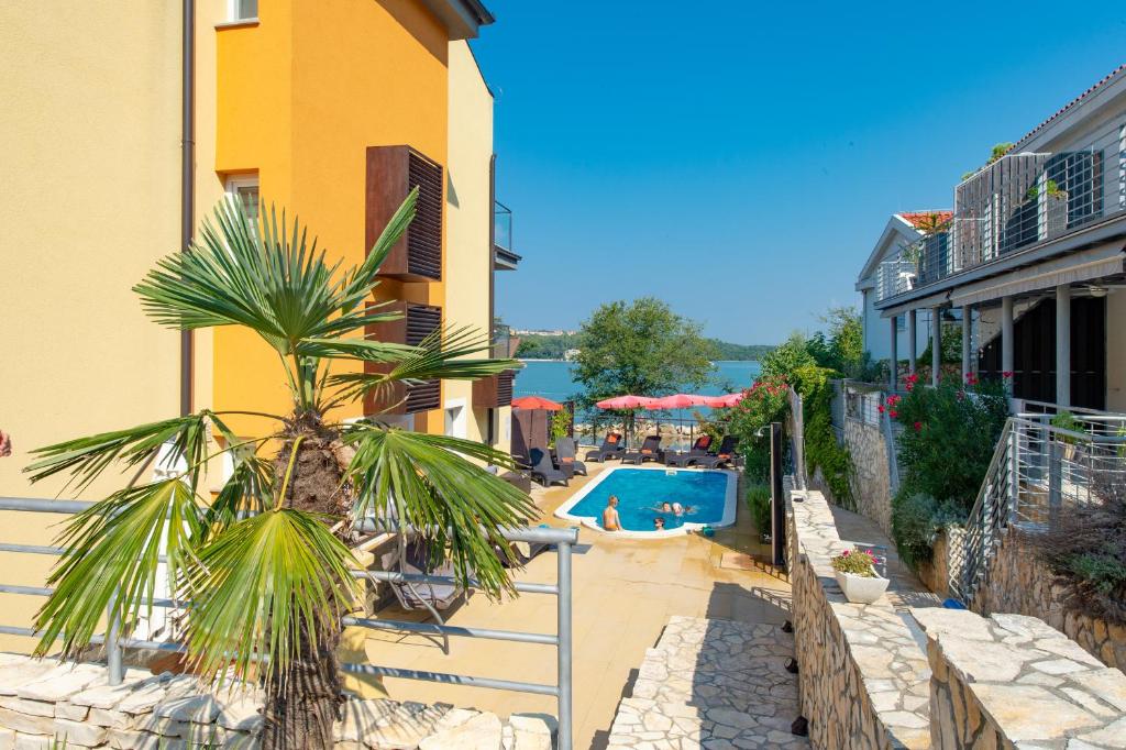 Бассейн в Soline Bay Seashore Residence или поблизости