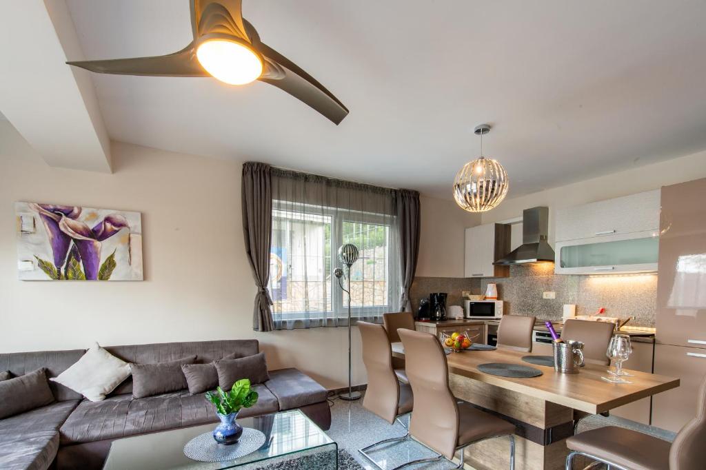 Кухня или мини-кухня в Soline Bay Seashore Residence
