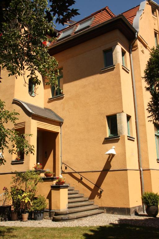 un bâtiment avec un escalier en face de celui-ci dans l'établissement Ferienwohnungen am Großen Garten, à Dresde