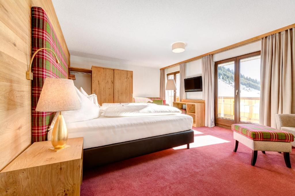 Postel nebo postele na pokoji v ubytování Alpenresort Walsertal