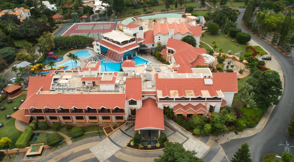 einen Blick über ein großes Haus mit Pool in der Unterkunft Clarks Exotica Convention Resort & Spa in Devanhalli