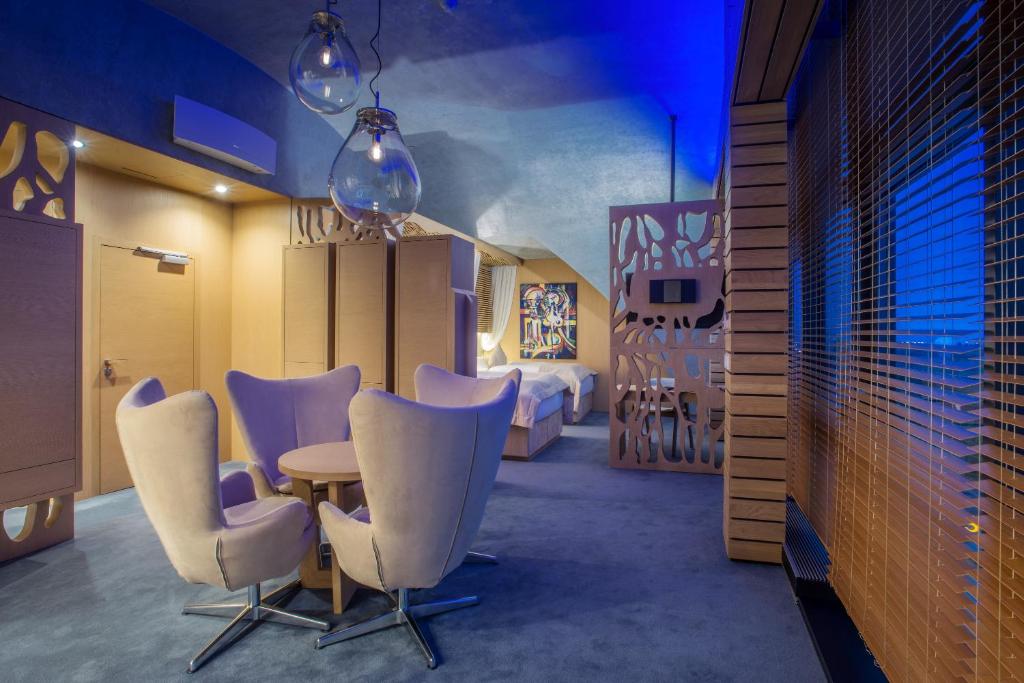 Wellness Hotel Step - Czech Leading Hotels的休息区