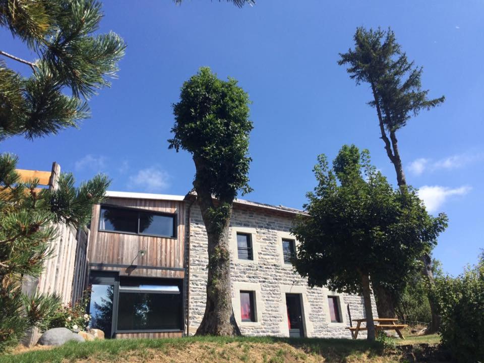 gite l'entre 2 monts في Chaudeyrolles: اطلالة خارجية على منزل به اشجار