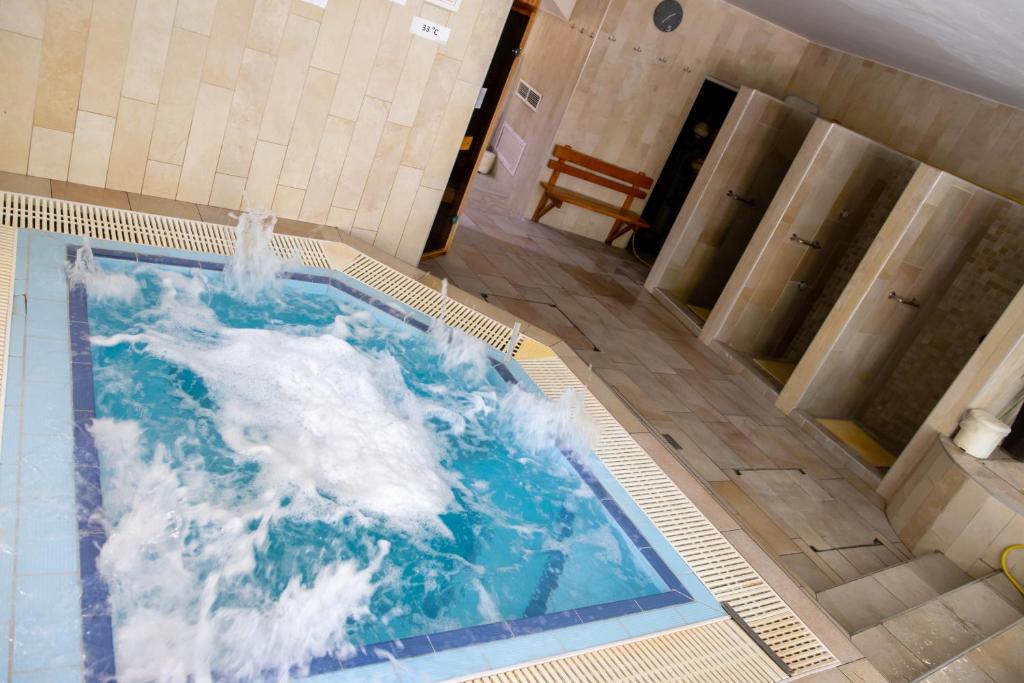 Bazén v ubytování Bástya Konferencia és Wellness Hotel nebo v jeho okolí