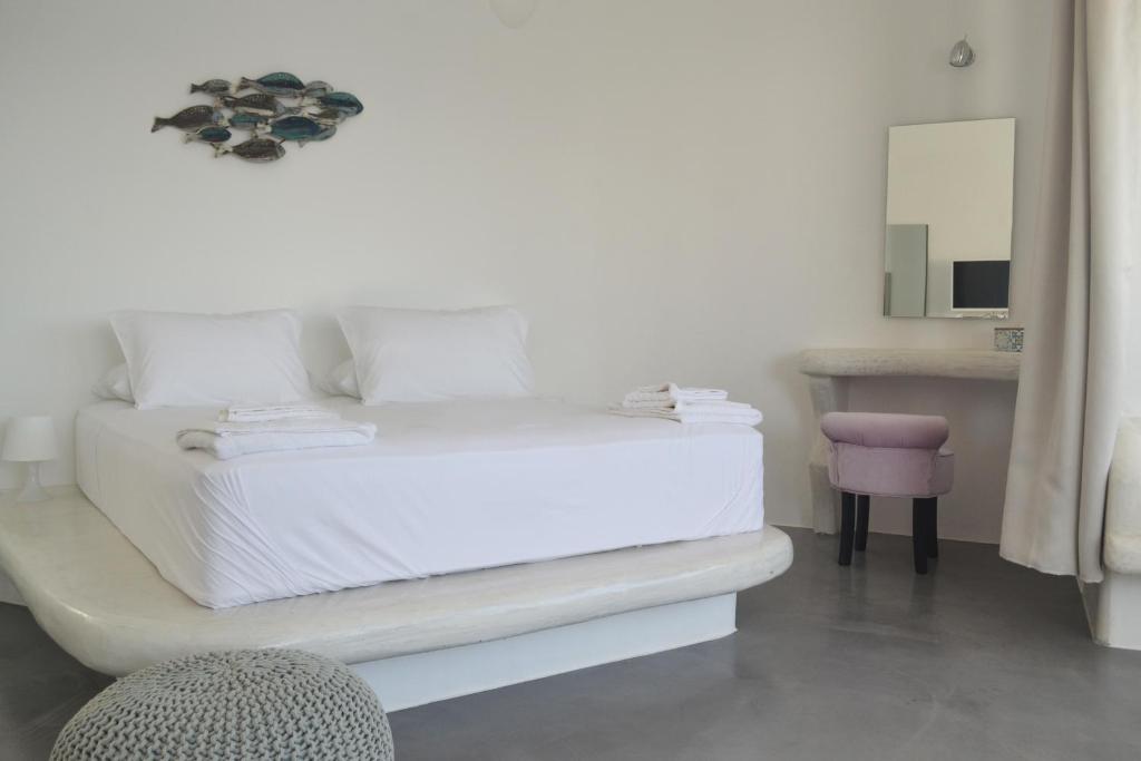 Postel nebo postele na pokoji v ubytování Golden Beach Resort Anafi