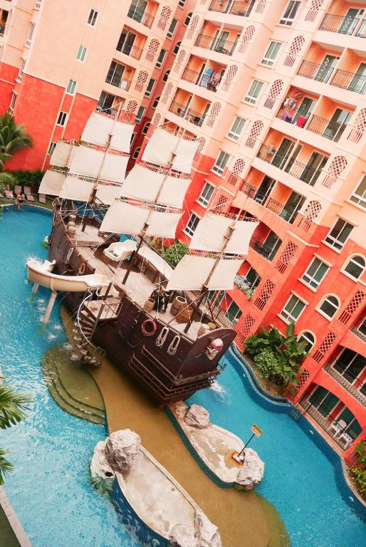 Bazén v ubytování Seven Seas Resort Pattaya & Sofa bed nebo v jeho okolí
