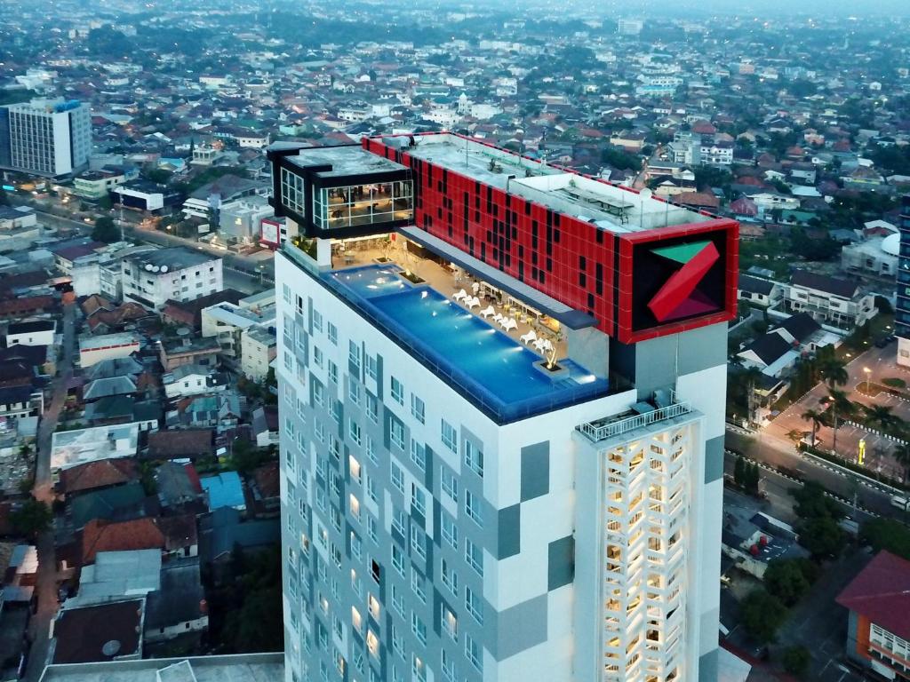 een uitzicht op een gebouw met een rood dak bij The Zuri Hotel Palembang in Palembang