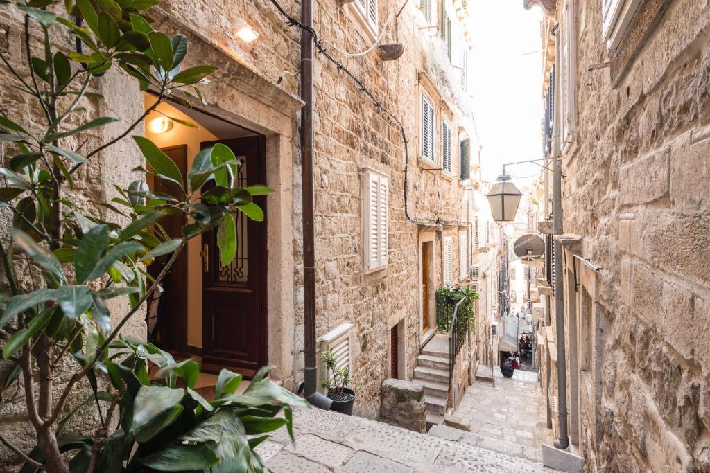 eine Gasse in einer Altstadt mit einem Gebäude in der Unterkunft Old Town Duodecim in Dubrovnik