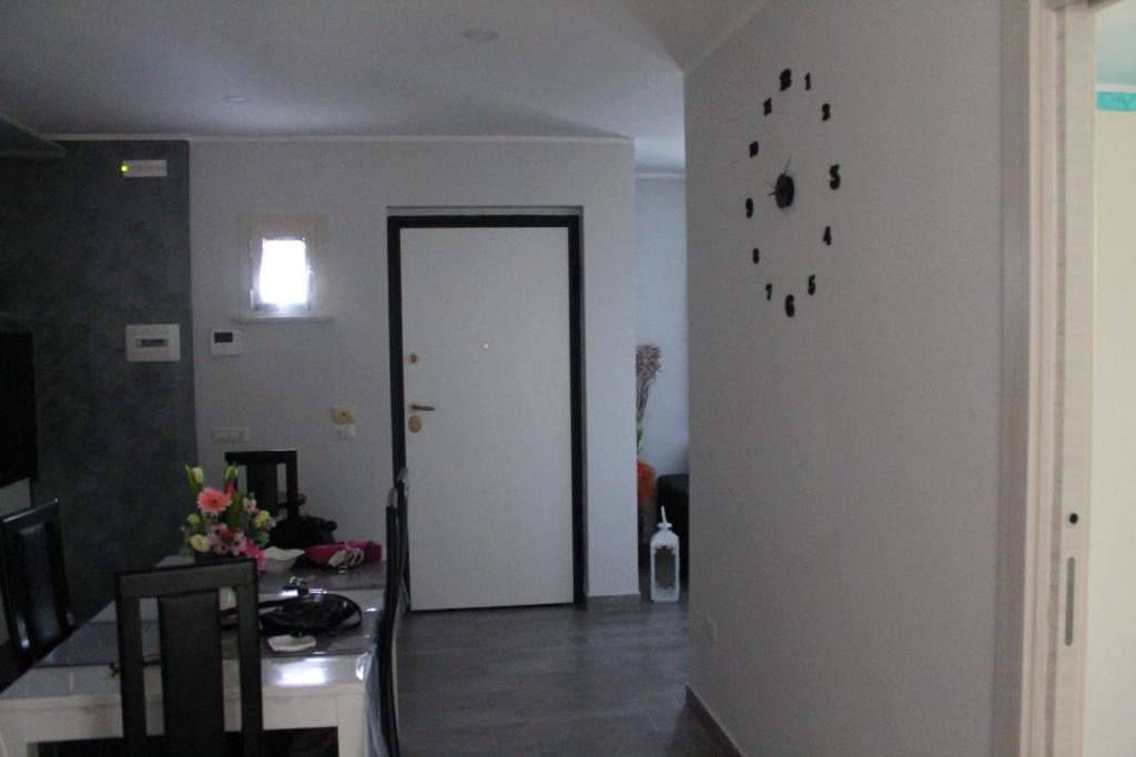 um quarto com um corredor com uma porta e um quarto com em B&B LA VILLETTA em Macerata Campania