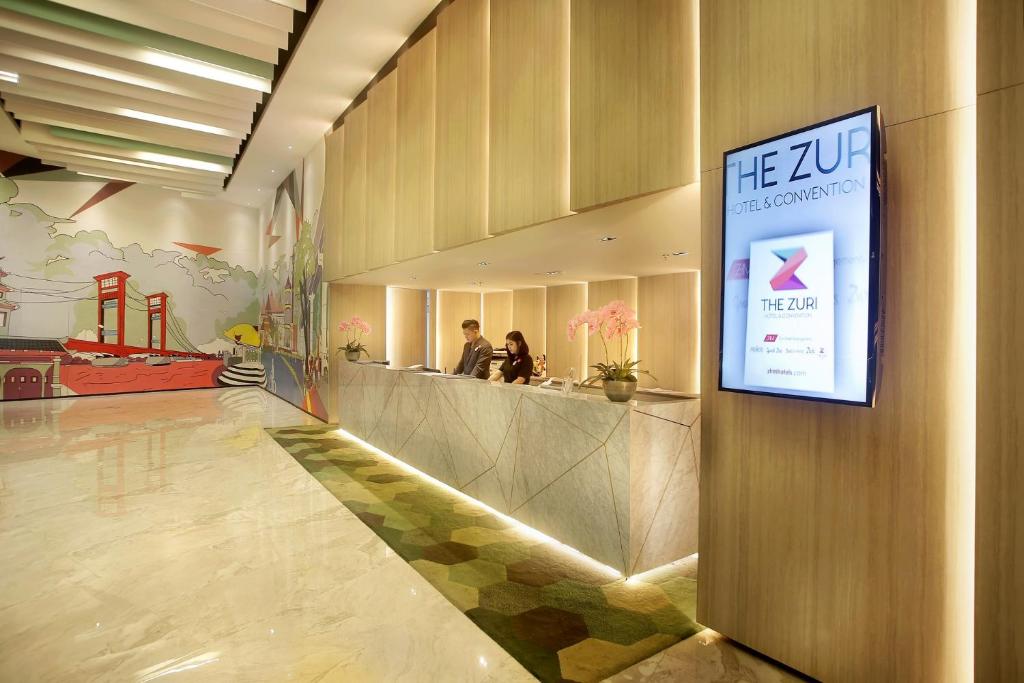 TV a/nebo společenská místnost v ubytování The Zuri Hotel Palembang