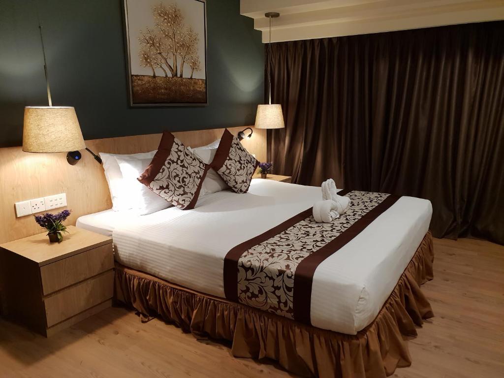 ein Hotelzimmer mit einem Bett mit einem Teddybär darauf in der Unterkunft Resort Suites at Bandar Sunway in Petaling Jaya