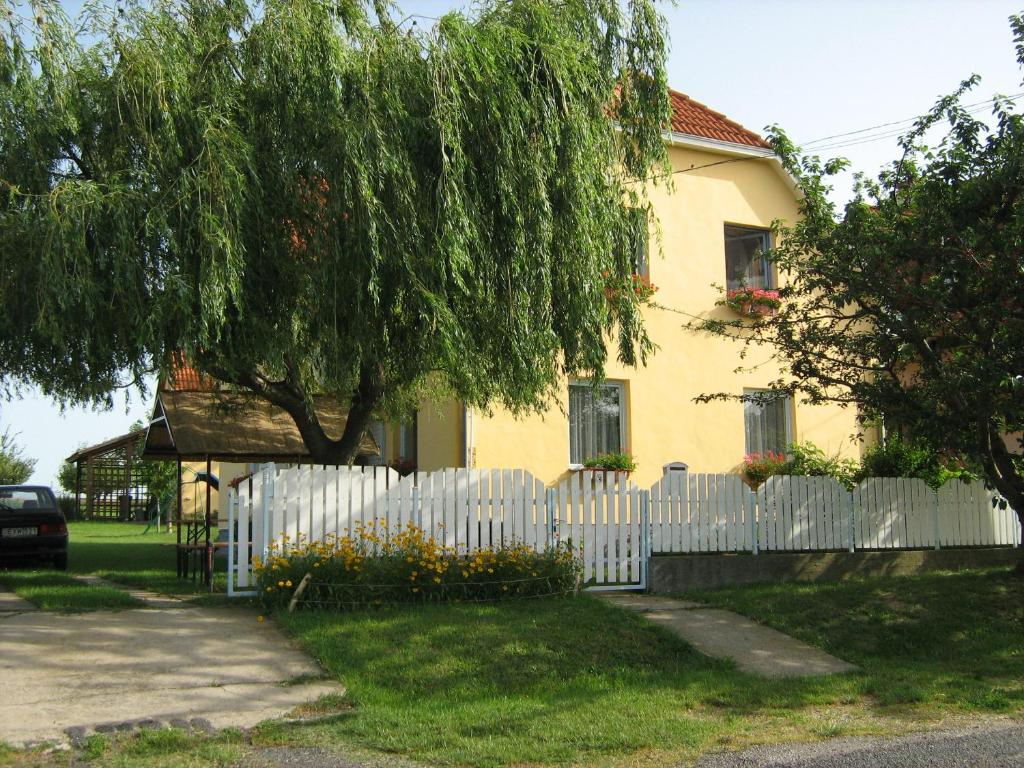 Zdjęcie z galerii obiektu Balatoni Nyár Vendégház w mieście Balatonendréd