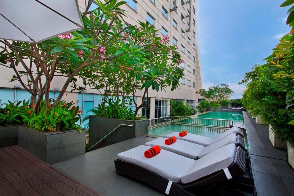 Bazén v ubytování HARRIS Hotel and Conventions Kelapa Gading Jakarta nebo v jeho okolí