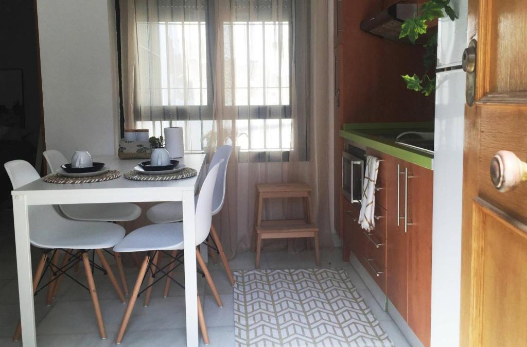 Kuchnia lub aneks kuchenny w obiekcie Penthouse at City Center with Terrace