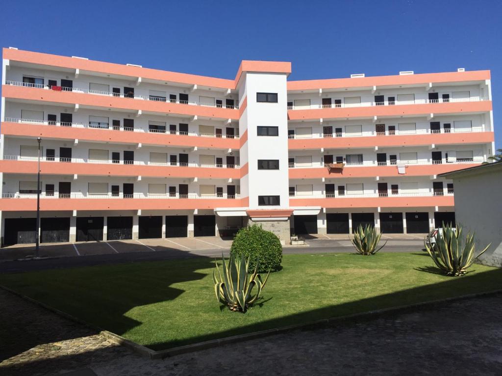 un edificio de apartamentos con un césped verde delante de él en Apartamento Santa Cruz, en Santa Cruz