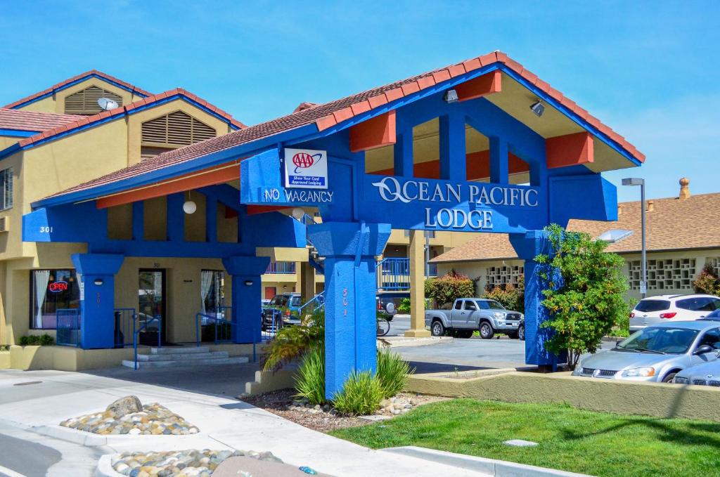 una entrada azul al motel Aachen Pacific en Ocean Pacific Lodge, en Santa Cruz