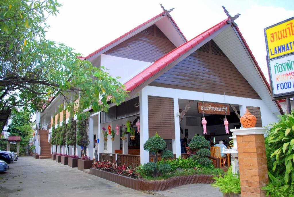 un negozio di fronte a un edificio con fiori e piante di Lanna Thai Guesthouse a Chiang Mai
