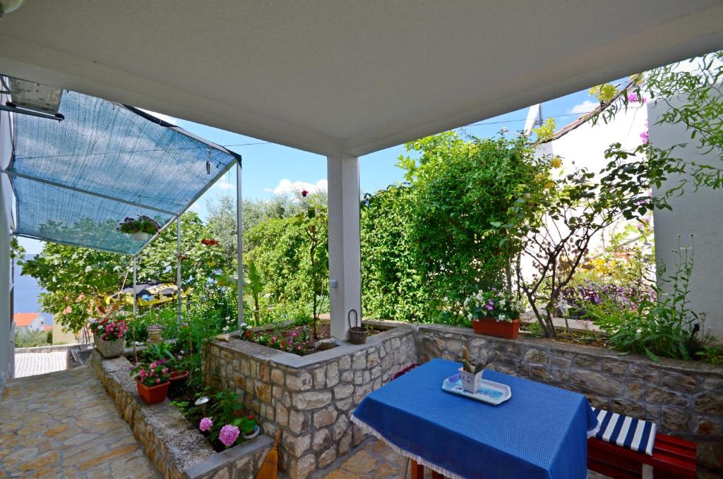 Vonkajšia záhrada v ubytovaní Apartments Doris