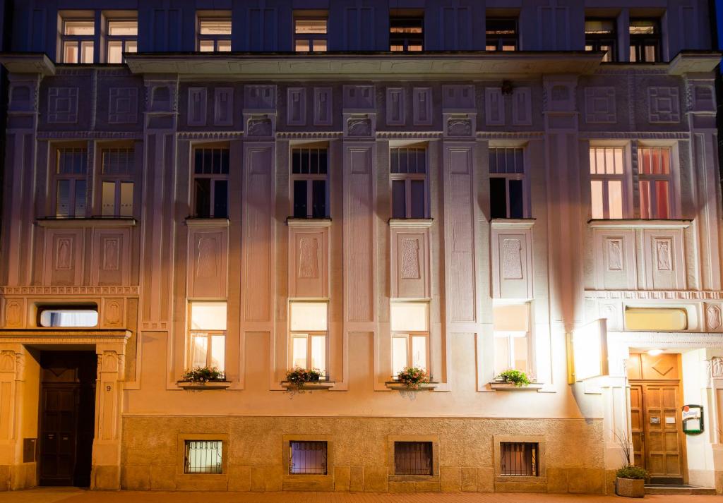 捷克布傑約維采的住宿－沃卡酒店，一座带窗户和门的大型建筑