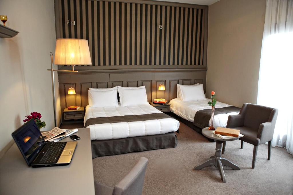Llit o llits en una habitació de Rodopi Hotel