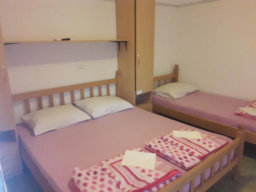Postel nebo postele na pokoji v ubytování Apartmani Bugarski