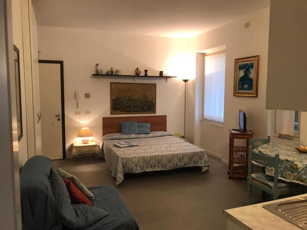 een slaapkamer met een bed en een bank bij Casa Valparaiso in Chiavari