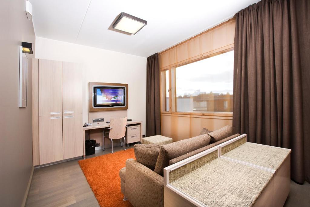 TV a/nebo společenská místnost v ubytování Original Sokos Hotel Vaakuna Joensuu