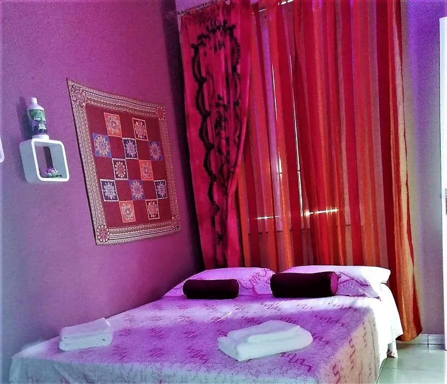 Łóżko lub łóżka w pokoju w obiekcie Corte Degli Aranci House