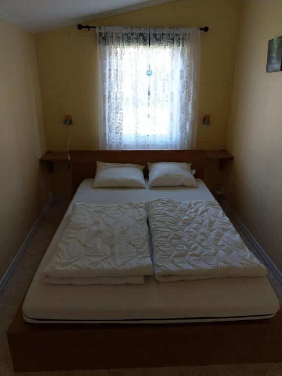 Postel nebo postele na pokoji v ubytování Kvarngården Natur Resort
