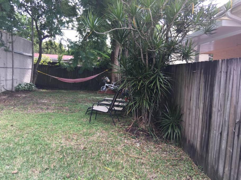 Un jardín fuera de Walk to Restaurants and Shops - 5S