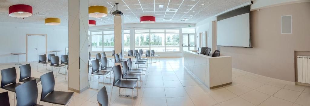 Área de negócios e/ou sala de conferências em Eliopoli Beach Hostel & Restaurant