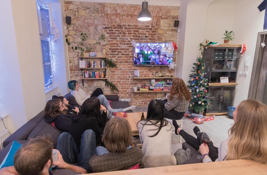 Telewizja i/lub zestaw kina domowego w obiekcie The RoadHouse Prague