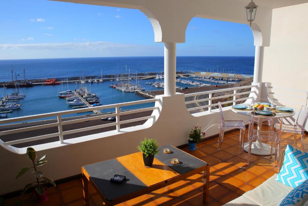 Elle comprend un balcon offrant une vue sur le port de plaisance. dans l'établissement Casa Miramar, à Gran Tarajal