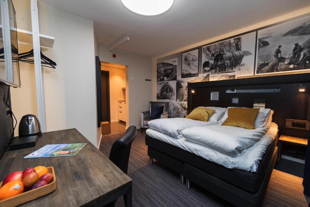 1 dormitorio con 1 cama y 1 mesa con comedor en Svartisen Apartments, en Glomfjord