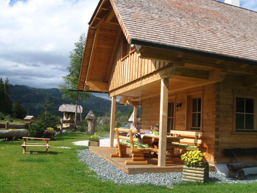 a log cabin with a picnic table in the yard at Pichelhütte in Murau